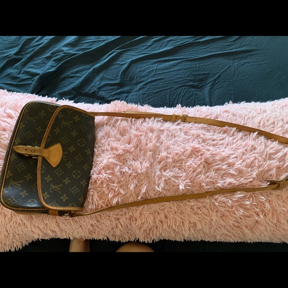 Sold Louis vuitton sologne crossbody bag - Picture 2 of 16